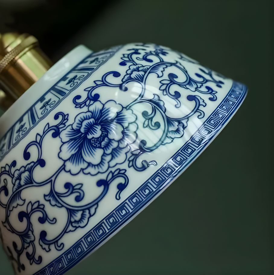 Suspension en Céramique Azur aux Motifs Floraux – NU.CASSA