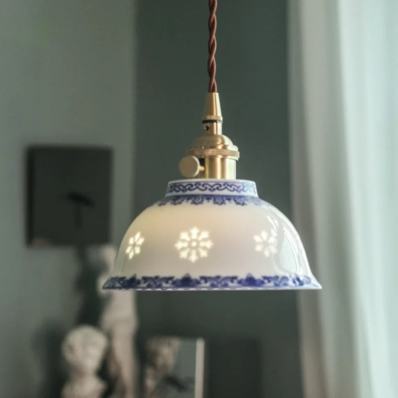 Suspension en Céramique Azur aux Motifs Floraux – NU.CASSA