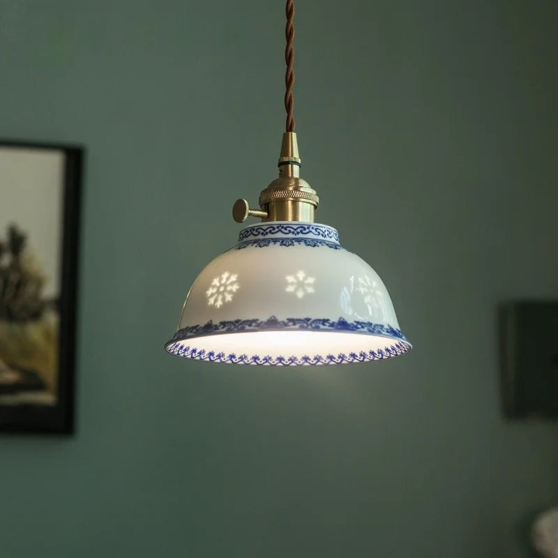 Suspension en Céramique Azur aux Motifs Floraux – NU.CASSA