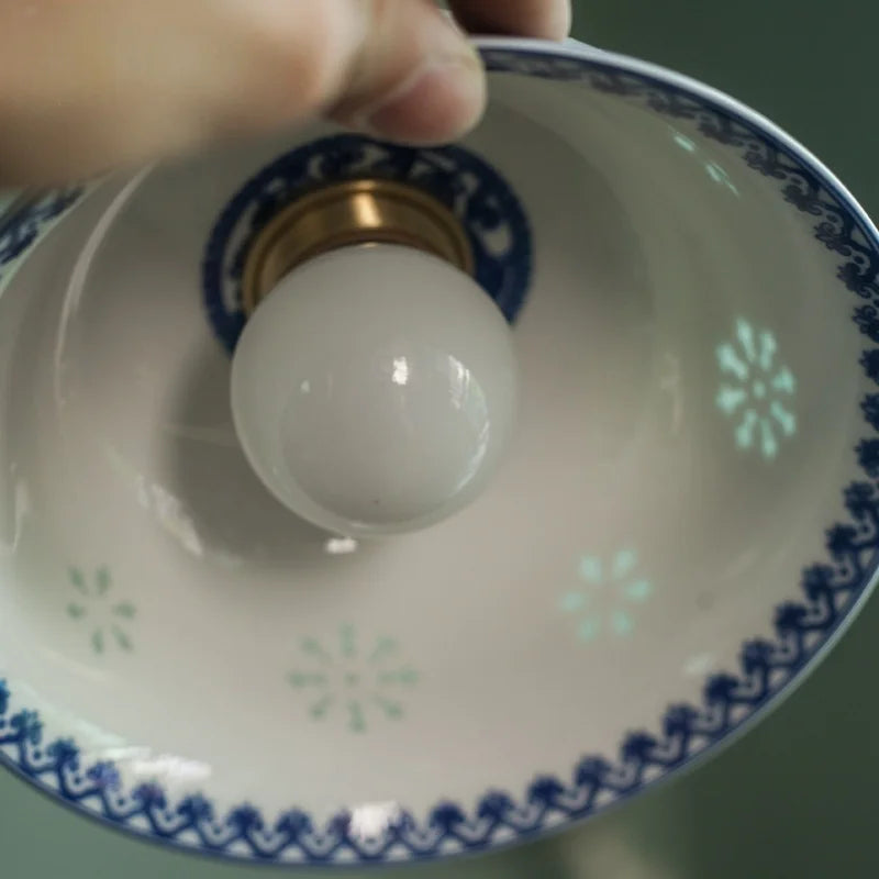 Suspension en Céramique Azur aux Motifs Floraux – NU.CASSA